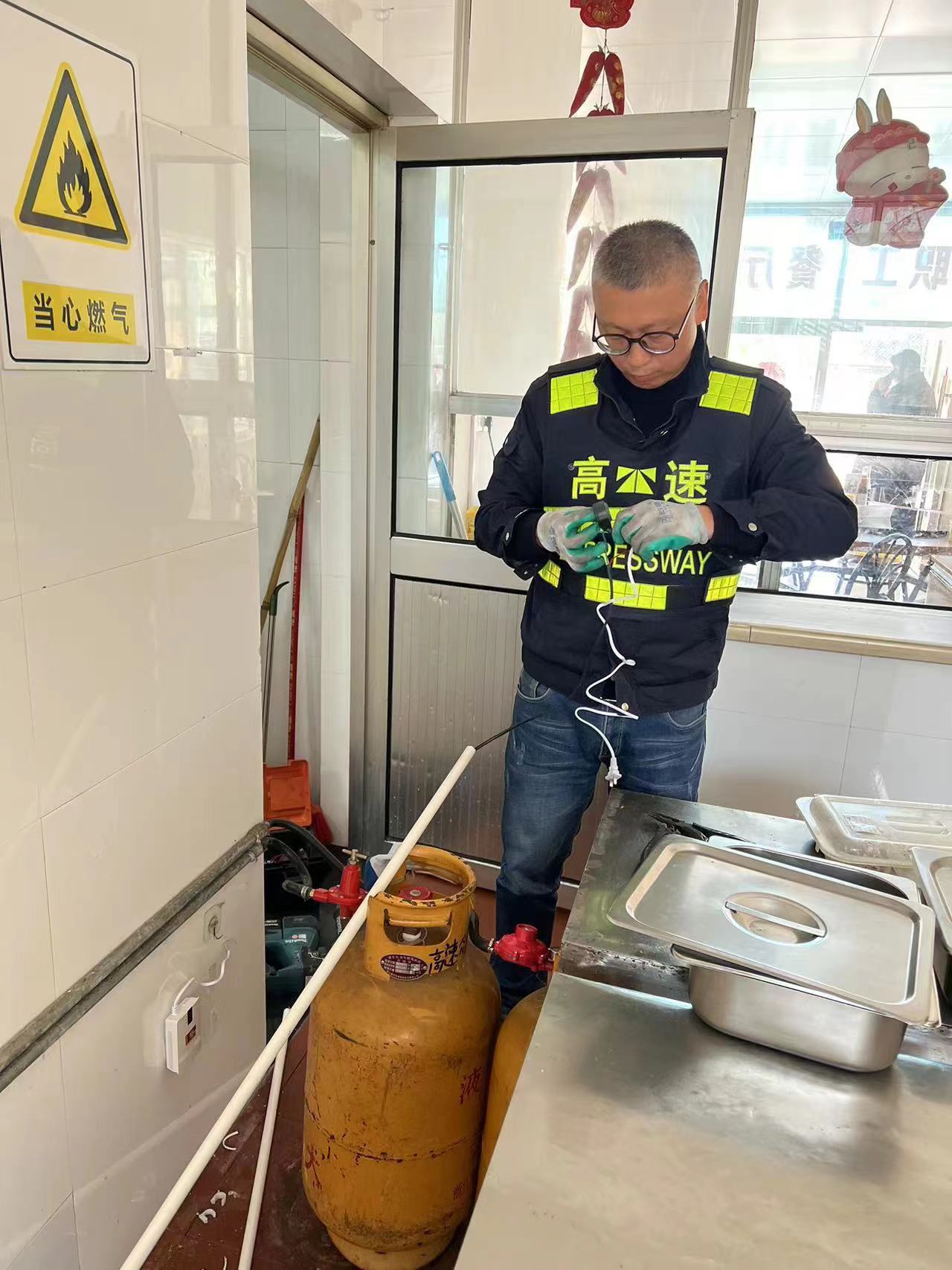 1678315481304105.jpg 工作人員在安裝煤氣報(bào)警器.jpg